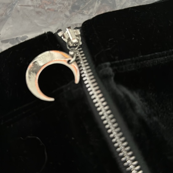 Restyle Double Crescent Velvet Leggings - Picture 5 of 6